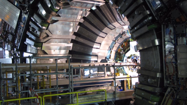 Le détecteur CMS du CERN ouvert pendant l'installation du tube à faisceau, avec ses systèmes de détection en couches disposés autour de la ligne de faisceau
