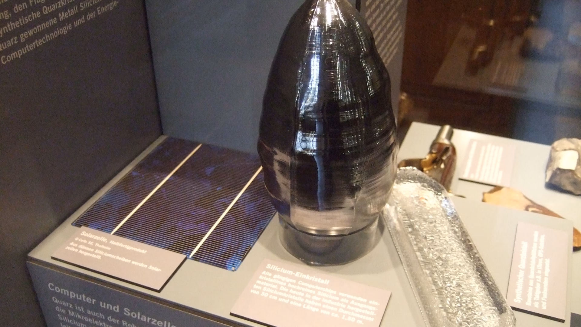Un lingotto di silicio monocristallino, il cilindro da cui si ricavano i wafer