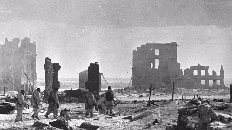 Des soldats soviétiques en tenue de camouflage hivernal marchent dans le centre en ruines de Stalingrad le 2 février 1943
