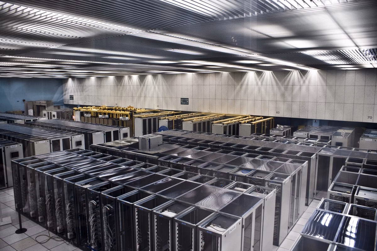 Filas de armarios de servidores en el Centro de Datos del CERN
