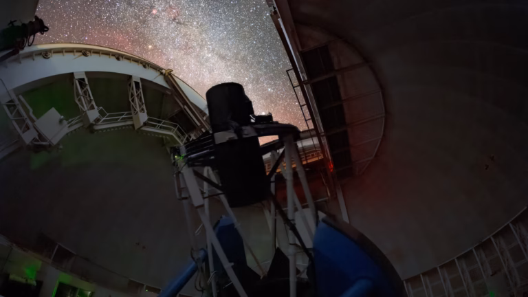 Il telescopio Mayall a Kitt Peak, sede dello strumento DESI per lo studio dell'energia oscura, osserva sotto la Via Lattea dalla cupola aperta