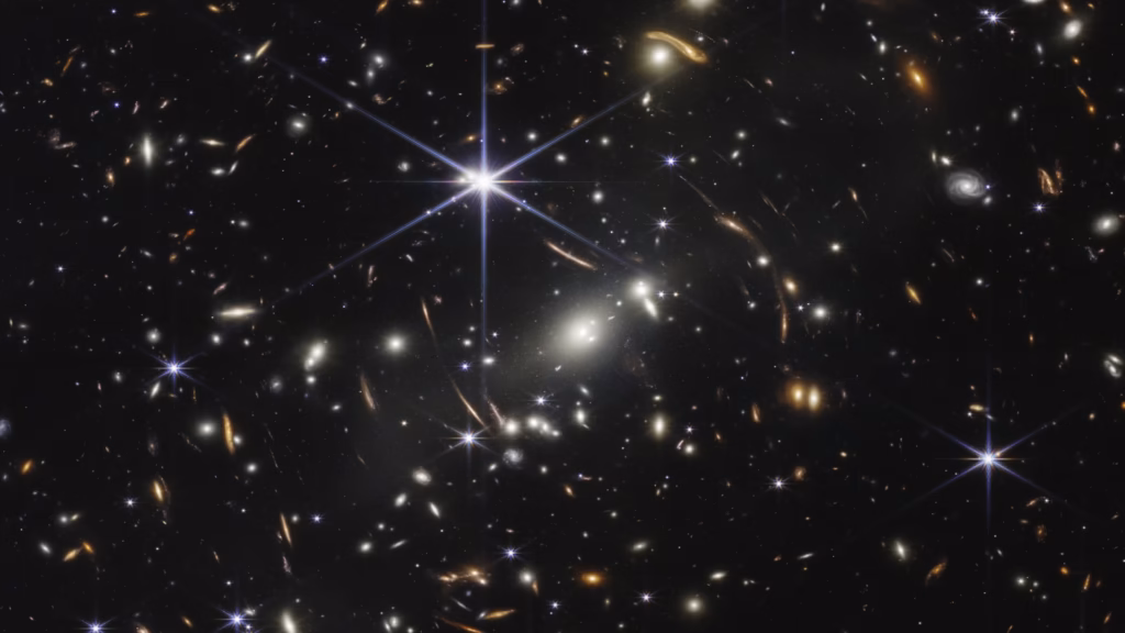 Il primo campo profondo del telescopio Webb: migliaia di galassie lontane attorno all'ammasso SMACS 0723, alcune deformate in archi dalla lente gravitazionale
