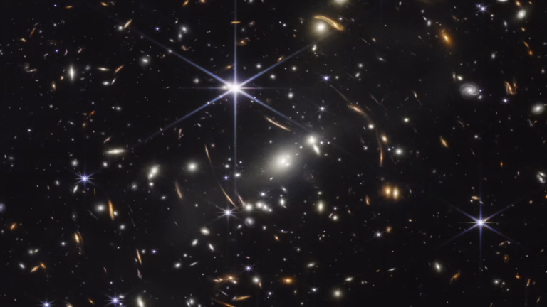 Il primo campo profondo del telescopio Webb: migliaia di galassie lontane attorno all'ammasso SMACS 0723, alcune deformate in archi dalla lente gravitazionale