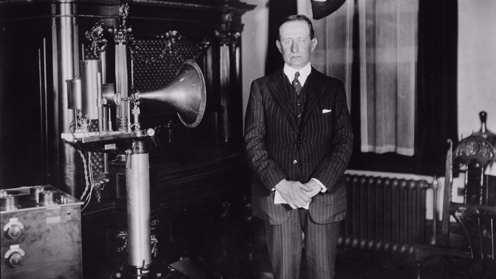 Guglielmo Marconi accanto a un primo apparecchio radioricevente con altoparlante a tromba